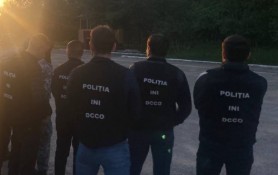 Doi soți, procuror și șef de post vamal, cu automobile de lux și apartament de elită, înregistrate pe numele rudelor